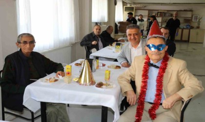 Huzurevinde yaşlılara moral ziyareti