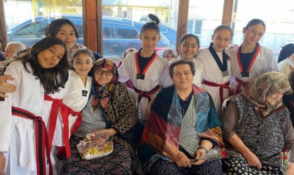 Huzurevindeki yaşlılar, kuşaklar arası buluşma programında genç sporcularla bir araya geldi