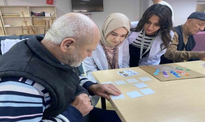 Huzurevindeki yaşlılar sosyal aktivitelerle vakit geçiriyor