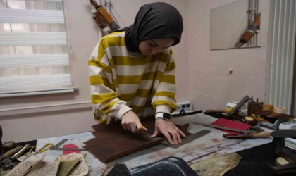 Iğdır Üniversitesinin deri atölyesinde ürünler el işçiliği ile üretiliyor