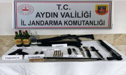 İki eğlence mekanında ruhsatsız silah ele geçirildi