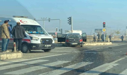 İki otomobil çarpıştı: 2 yaralı