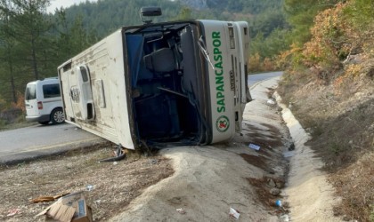İlkokul öğrencilerini taşıyan midibüs devrildi: 7 öğrenci, 2 öğretmen ve şoför yaralandı