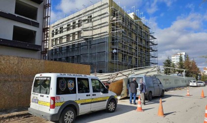 İnşaatın iskelesi devrildi: 1i ağır 3 yaralı