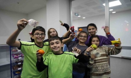 İşletmecisi olmayan okul kantininde öğrenciler alışveriş yaparken güven ve dürüstlük kavramlarını öğreniyor