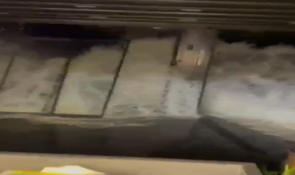 İşletmenin camlarını patlatan dalgalar kameralarda