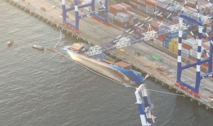 İstanbul Ambarlı Mardaş Limanında su alan gemi yan yattı