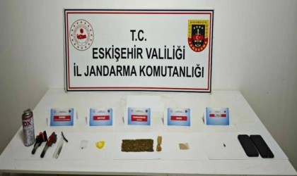 İstanbuldan Eskişehire uyuşturucu madde getiren şahıslar yakalandı