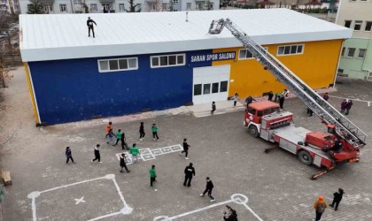 İtfaiye bu kez çocukların mutluluğu için seferber oldu, yüzleri güldürdü