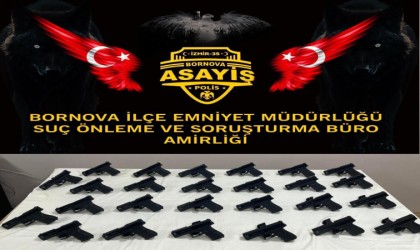 İzmir polisi, şüphelinin zula ev oyununu bozdu: 26 tabanca ele geçirildi