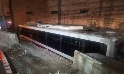 İzmirde virajı alamayan belediye otobüsü AVM bahçesine düştü: 1 yaralı