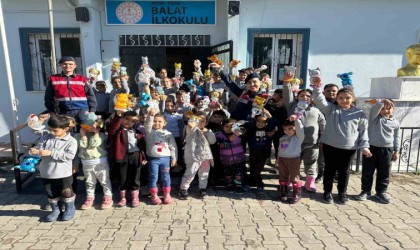 Jandarma, miniklere hayvan sevgisini aşıladı