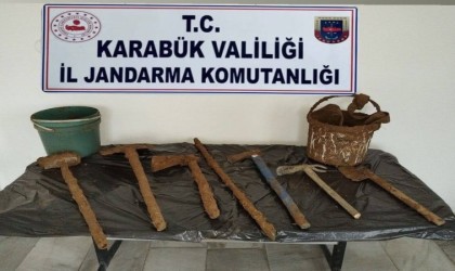 Kaçak kazı yapanları jandarma yakaladı