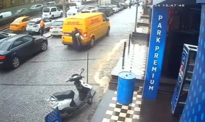 Kaldırımda geri manevra yapan ticari araç yayaya çarptı, o anlar kameraya yansıdı