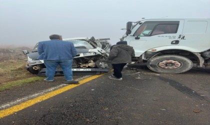 Kamyon ile minibüs çarpıştı: 1 kişi ağır yaralandı