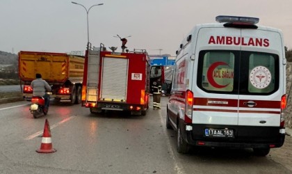 Kamyonetin kırmızı ışıkta bekleyen otomobile çarptı; 2 kişi yaralandı