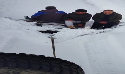 Kapalı köy yolunu eğlenceli bir yöntemle kendileri açtılar