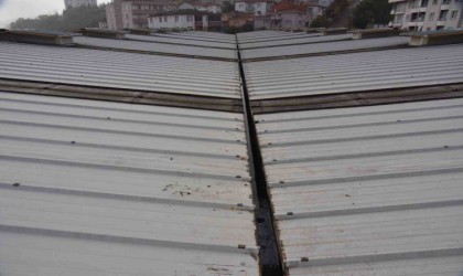 Kapalı pazar çatısında bakım ve onarım çalışması yapıldı