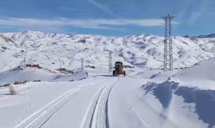 Kar kalınlığı 1 metreye ulaştı, ekipler 35 kilometrelik yolu açmak için seferber oldu