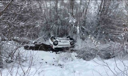 Kar kazayı beraberinde getirdi: Dereye uçan otomobilden yara almadan kurtuldu