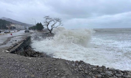 Karadenizdeki dev dalgalar, sahil yoluna zarar verdi