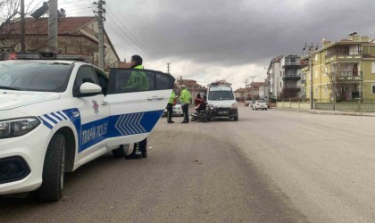 Karamanda hafif ticari araçla çarpışan motokurye yaralandı