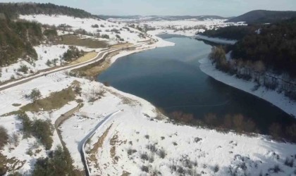 Karla kaplı göletin bir kısmı dondu