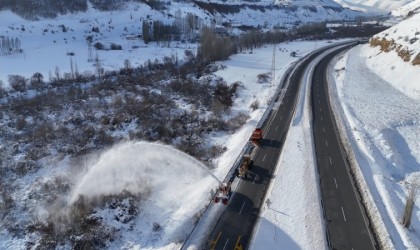 Karla mücadelede tempoyu düşürmeyen Karayolları ekipleri gece gündüz çalışıyor