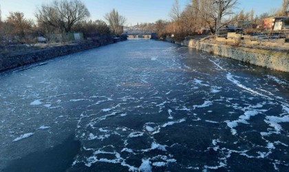 Kars eksi 12yi gördü, her yer buz tuttu