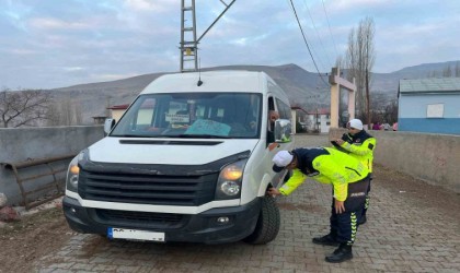 Karsta jandarma okul servislerini denetledi