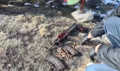 Karsta patozdan saman yerine Kalaşnikof çıktı