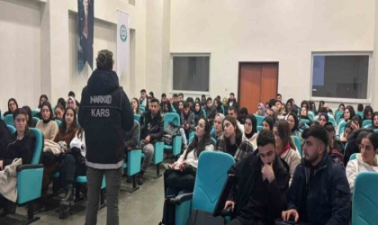Karsta polis 700 üniversite öğrencisine narkotik eğitim verdi