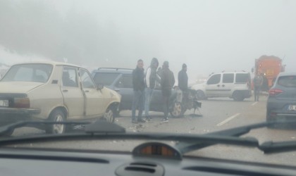 Kastamonuda sis ve buzlanma sebebiyle zincirleme kaza meydana geldi: 4 yaralı