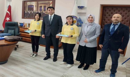 Kaymakam Bahar, öykü yarışmasında il derecesi elde eden öğrencileri ödüllendirdi