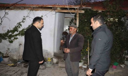 Kaymakam Kahveci yaşlıları evinde ziyaret etmeye devam ediyor