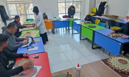 KAYMEKte erkek kursiyerlere el sanatları eğitimi