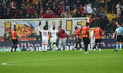 Kayserispor - Galatasaray maçında taraftar sahaya girdi