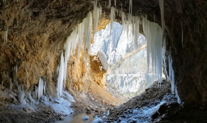Kemaliyede dünyanın en zorlu yolları arasında gösterilen Taş Yolu buz tuttu