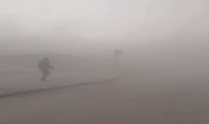 Kent merkezi yıkılan binanın tozu etkisinde kaldı