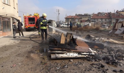 Kira ödemeyen kiracı, tahliye kararıyla evden çıkarılan eşyaları ateşe verdi