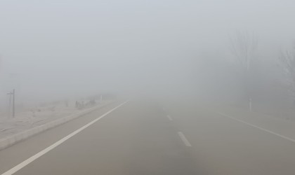 Kırşehir-Kırıkkale yolunda sis sürücülere zor anlar yaşatıyor
