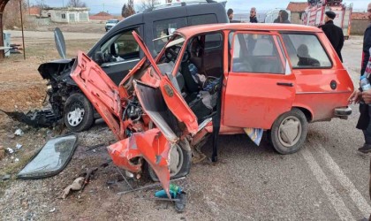 Kırşehirde otomobil hafif ticari araçla çarpıştı: 1i ağır 3 yaralı