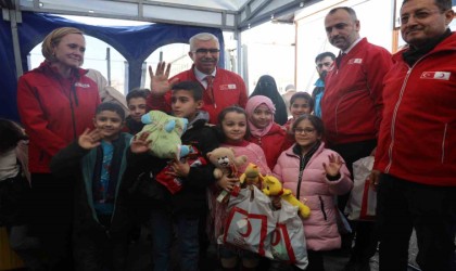 Kızılay ülkelerine dönen Suriyeli çocuklara hediye paketi dağıttı