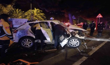 Kontrolden çıkan araç refüjdeki ağaca çarptı: 2 yaralı