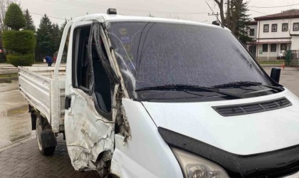 Kontrolden çıkan kamyonet elektrik direğini devirdi: 1 yaralı