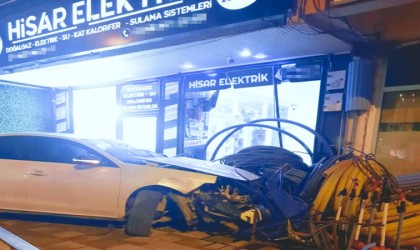 Kontrolden çıkan otomobil iş yerine daldı