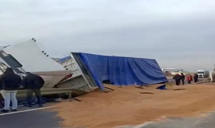 Kontrolden çıkan tır devrildi: 1 kişi yaralandı