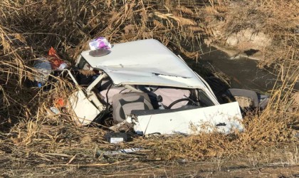 Konyada otomobil atık su kanalına uçtu: 3 yaralı