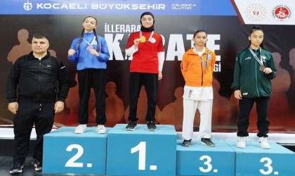 Körfezli karateciler üçüncülük kürsüsünde