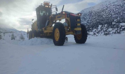 Köy yollarını ulaşıma açık tutmak için yoğun mesai harcandı